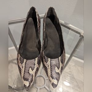 Stuart Weitzman Poco kitten heel pump snakeskin grey 9M